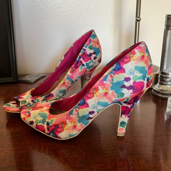 Multi. Colored shoe 3.5” heel - Picture 1 of 4